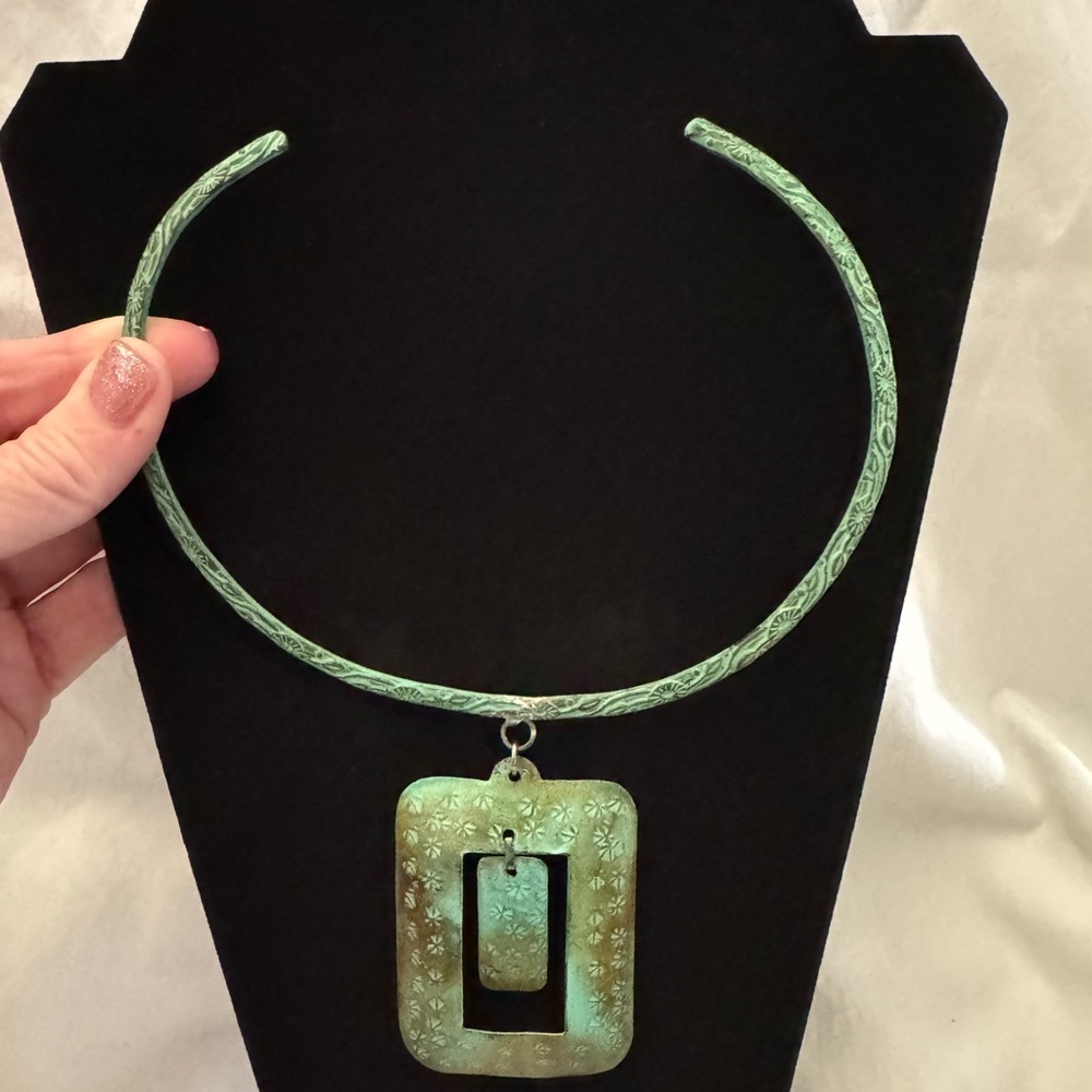 Metal Green Pendant Necklace – Elegant Modern Choker‑Style Jewelry